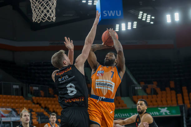 许多评论家 许多评论家